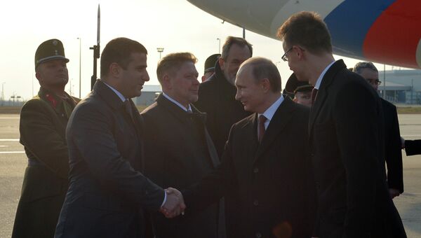 Президент России Владимир Путин во время церемонии встречи в аэропорту имени Ференца Листа в Будапеште