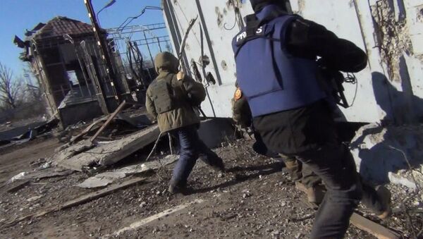Журналисты RT прятались от мин в аэропорту Донецка. Съемка с места событий