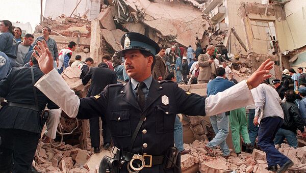 На месте теракта в еврейском культурном центре в Буэнос-Айресе, 1994 год