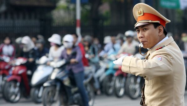 Дорожный полицейский в Ханое, Вьетнам