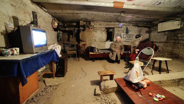 Жители Петровского района Донецка в бомбоубежище. Архивное фото