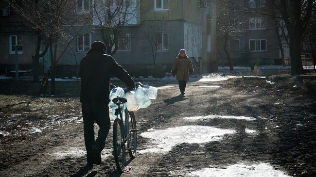 Житель Донецка с бутылками для воды. Архивное фото