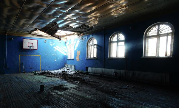 Спортивный зал 59-й средней школы Киевского района Донецка, разрушенный в результате обстрелов