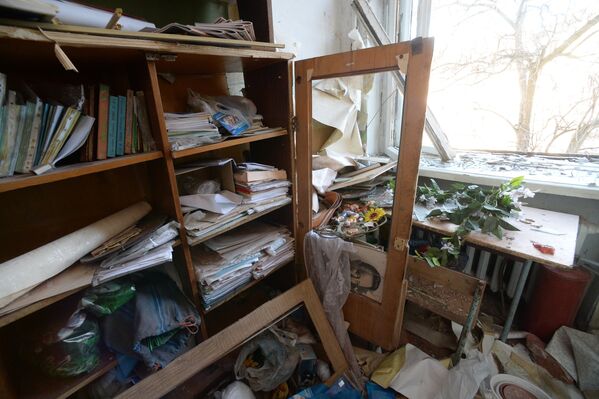 Внутренние помещения 59-й средней школы Киевского района Донецка, разрушенные в результате обстрелов