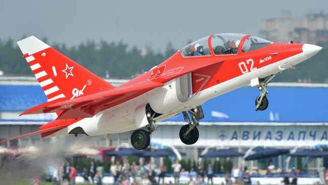 Самолет Як-130 во время демонстрационного полета на Международном авиационно-космическом салоне МАКС - 2013 в Жуковском