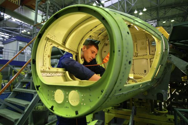 В цехе агрегатный цех сборки учебно-боевых самолетов ЯК-130 на Иркутском авиационном заводе корпорации Иркут