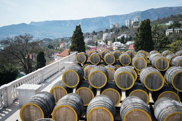 Ряды дубовых бочек для вызревания вина марки Мадера на винодельческом заводе Массандра