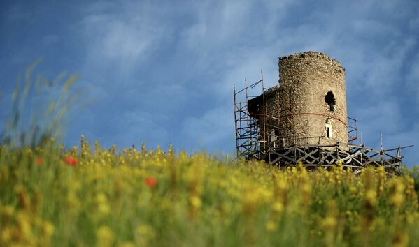 Вид на башню Генуэзской крепости в Балаклаве
