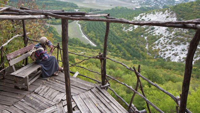 Вид на Шуйскую долину со стороны пещерного монастыря Шулдан в Крыму