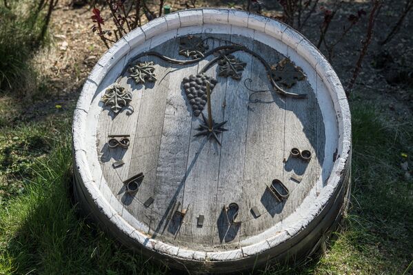 Солнечные часы на старой дубовой бочке на территории Инкерманского завода марочных вин