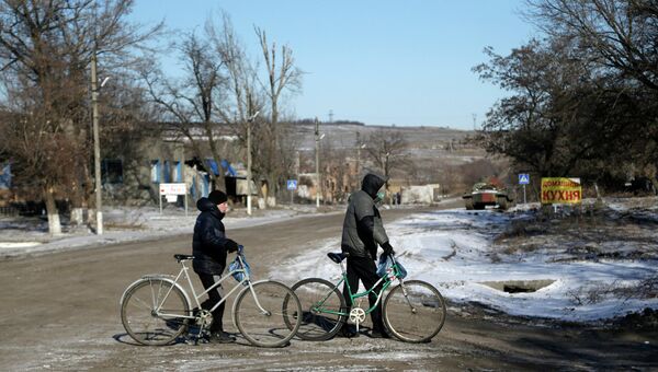 Жители поселка Луганское Артёмовского района Донецкой области. Архивное фото