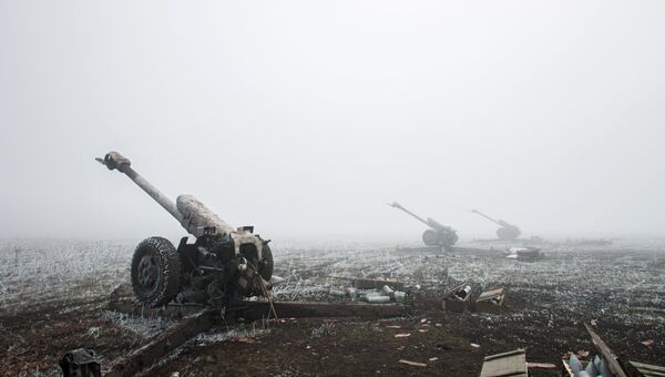 Артиллерийские орудия войск ДНР в окрестностях Дебальцево. 18 февраля 2015