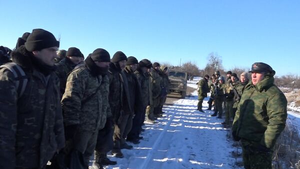 Ополченец ДНР пообещал сдавшимся в Дебальцево силовикам накормить и искупать