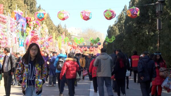 Желто-красные драконы танцевали на новогодней ярмарке в Пекине