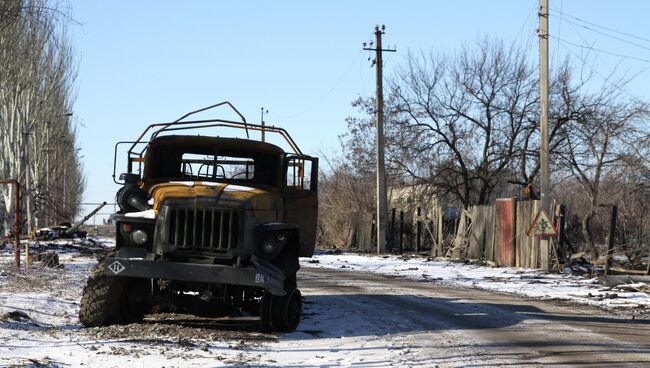 Сгоревшая военная техника на одной из улиц Углегорска