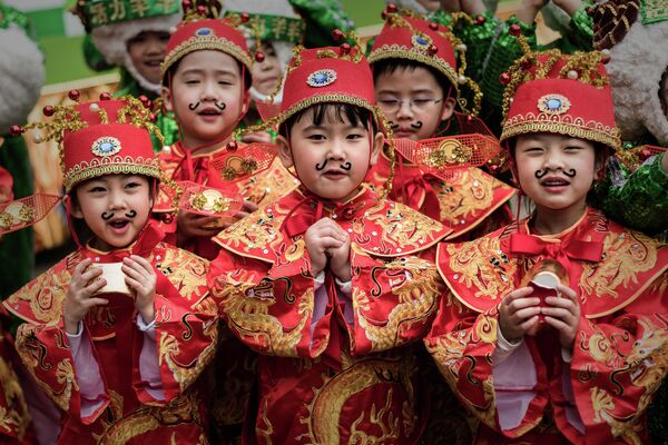 Дети одетые в традиционные костюмы во время подготовки к китайскому Новому году в Гонконге