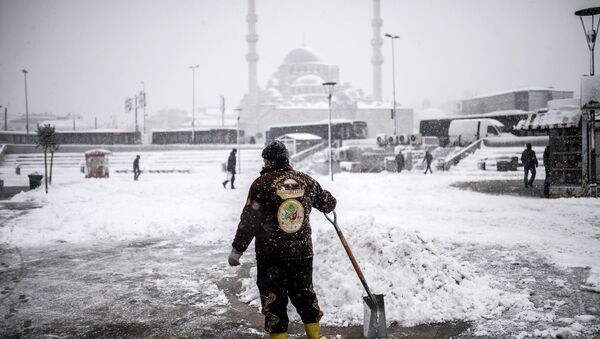 Мужчина убирает снег в европейской части Стамбула. 18 февраля 2015. Архивное фото