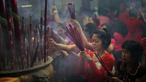 Индонезийцы китайского происхождения молятся во время празднования китайского Нового года в храме Дхарма Бхакти