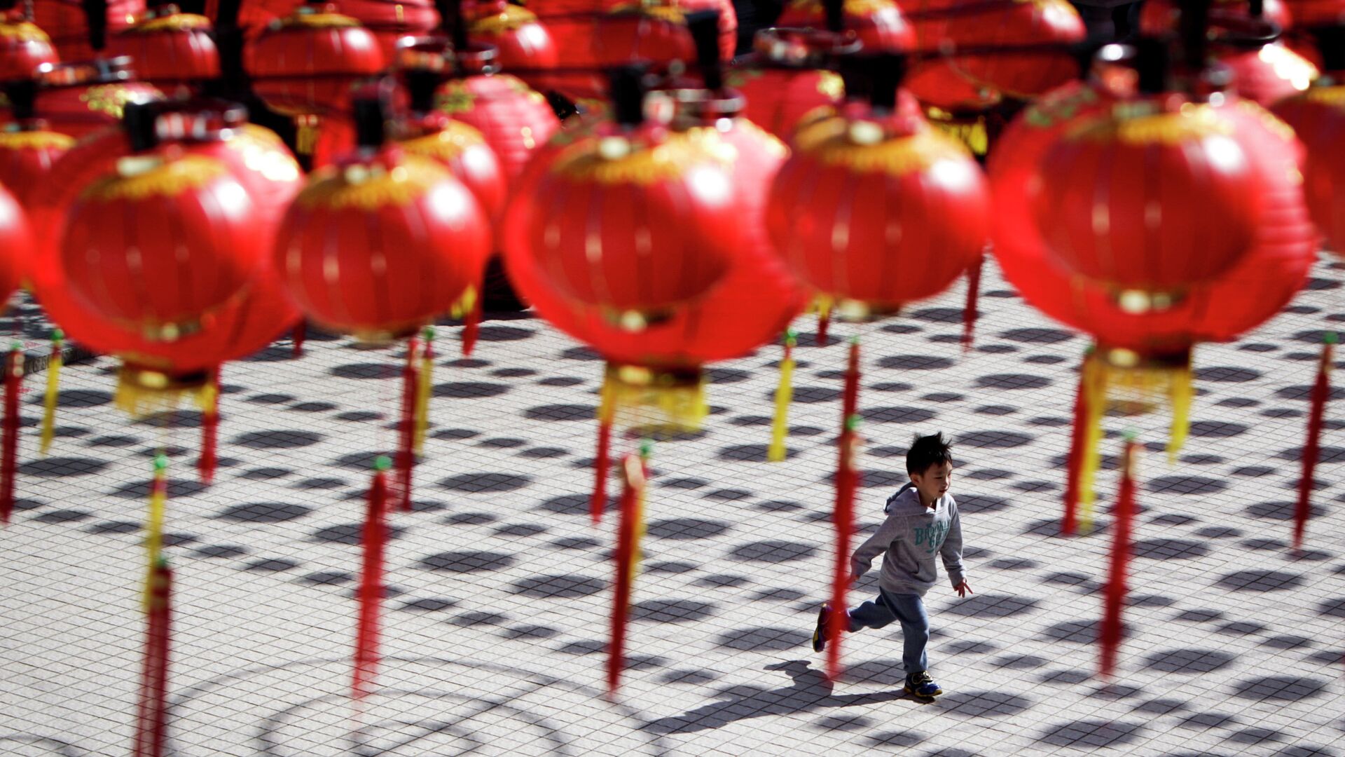 Мальчик бежит в храм под традиционными китайскими фонариками в Куала-Лумпуре - РИА Новости, 1920, 30.08.2020