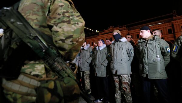 Добровольцы перед принятием их в ряды батальона Азов. Архивное фото.