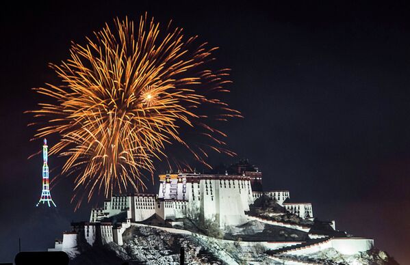 Фейерверк над дворцом Потала во время празднования тибетского Нового Года