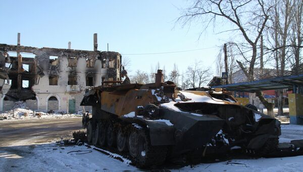 Сгоревшая военная техника на одной из улиц Углегорска