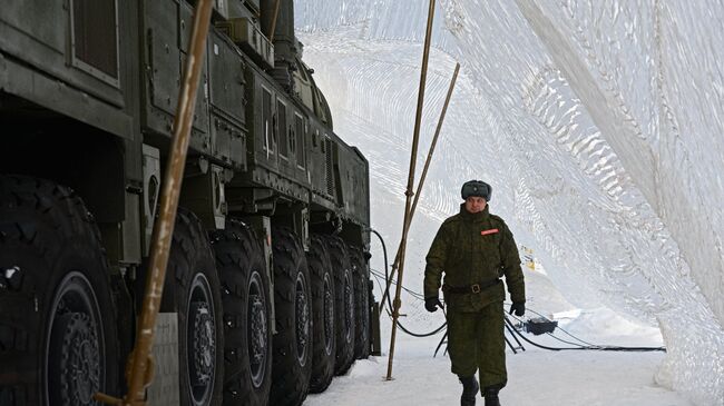 Военнослужащий ракетных войск стратегического назначения у МБР РС-24 Ярс