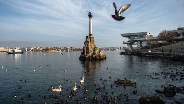 Вид на памятник Затопленным кораблям в Севастополе. Крым. Архивное фото
