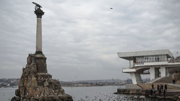 Вид на памятник Затонувшим кораблям и набережную в Севастополе. Крым