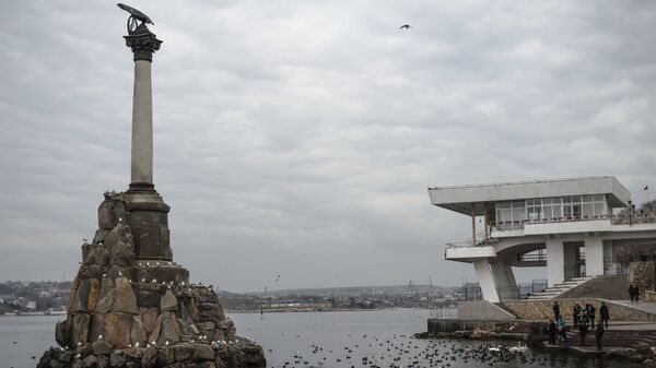Вид на памятник Затонувшим кораблям и набережную в Севастополе. Крым. Архивное фото