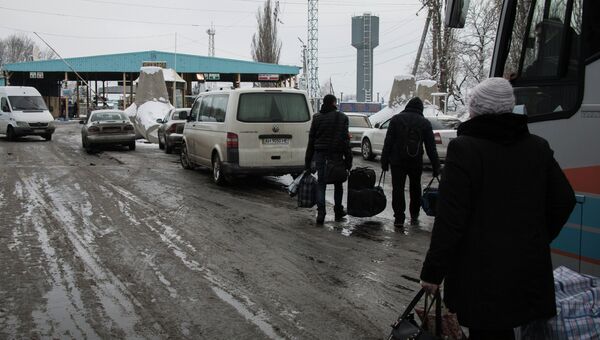 У пропускного пункта Успенка в Донецкой области на границе Украины с Россией. Архивное фото
