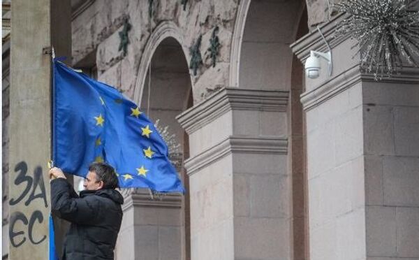 Участник акций за евроинтеграцию Украины закрепляет флаг ЕС