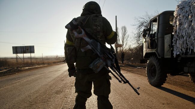 Солдат украинской армии на дороге недалеко от Артемовска,  Архивное фото