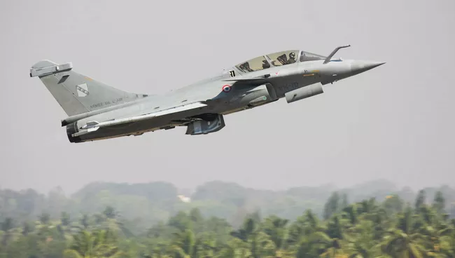Французский истребитель Rafale во время показательных полетов на авиасалоне Aero India-2015 в Бангалоре, Индия. Архивное фото.
