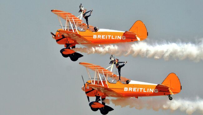 Британская аэробатическая пилотажная группа Breitling Wingwalkers на авиасалоне Aero India-2015 в Бангалоре, Индия