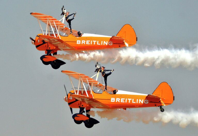 Британская аэробатическая пилотажная группа Breitling Wingwalkers на авиасалоне Aero India-2015 в Бангалоре, Индия