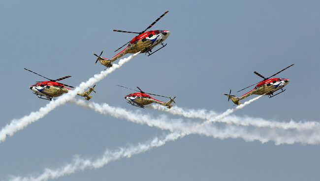 Пилотажная вертолётная группа Индийских ВВС на авиасалоне Aero India-2015 в Бангалоре, Индия. Архивное фото