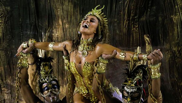 Актриса Джулиана Паес на карнавале в Рио-де-Жанейро