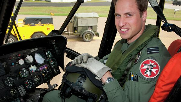 Британский принц Уильям в кабине вертолета. Архивное фото