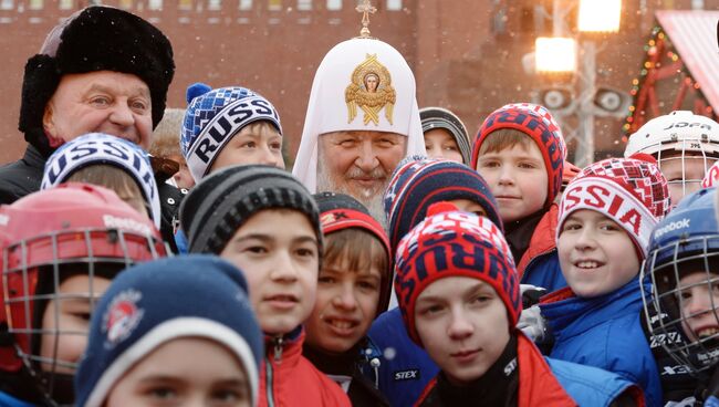 Патриарх Московский и всея Руси Кирилл на открытии турнира по хоккею с мячом на приз патриарха Московского и всея Руси на Красной площади в Москве