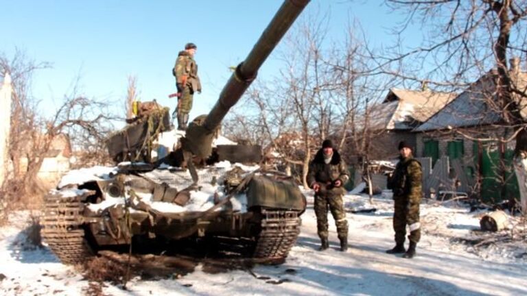 Ополченцы показали оставленные украинской армией танки и оружие в Дебальцево Ополченцы показали оставленные украинской армией танки и оружие в Дебальцево