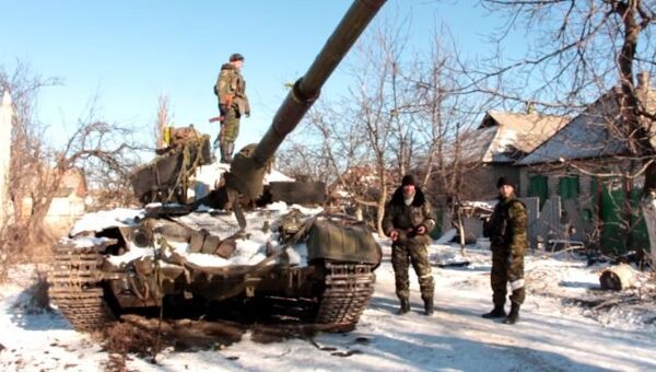 Ополченцы показали оставленные украинской армией танки и оружие в Дебальцево