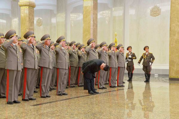 Северокорейский лидер Ким Чен Ын в Кымсусанском мемориальном двореце Солнца