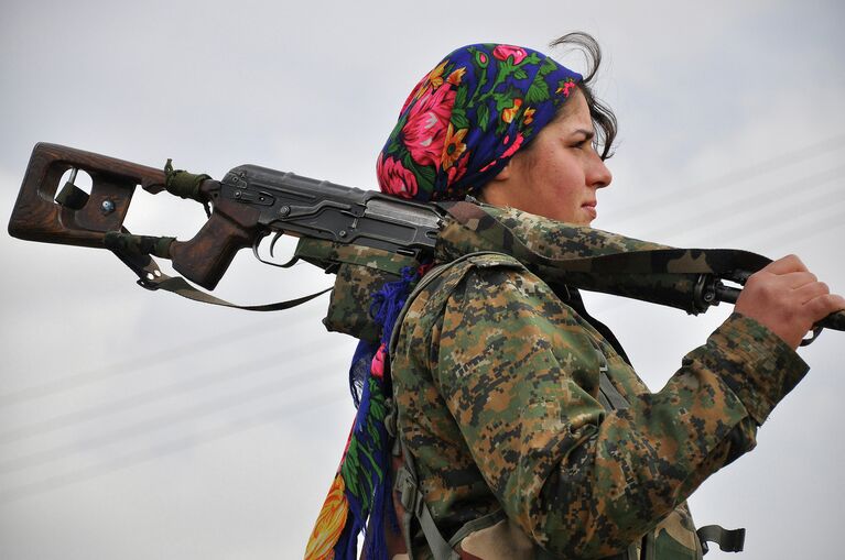 Женщина из курдского отряда YPJ в тренировочном лагере недалеко от сирийско-турецкой границы. Февраль 2015