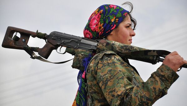 Женщина из курдского отряда YPJ в тренировочном лагере недалеко от сирийско-турецкой границы. Архивное фото