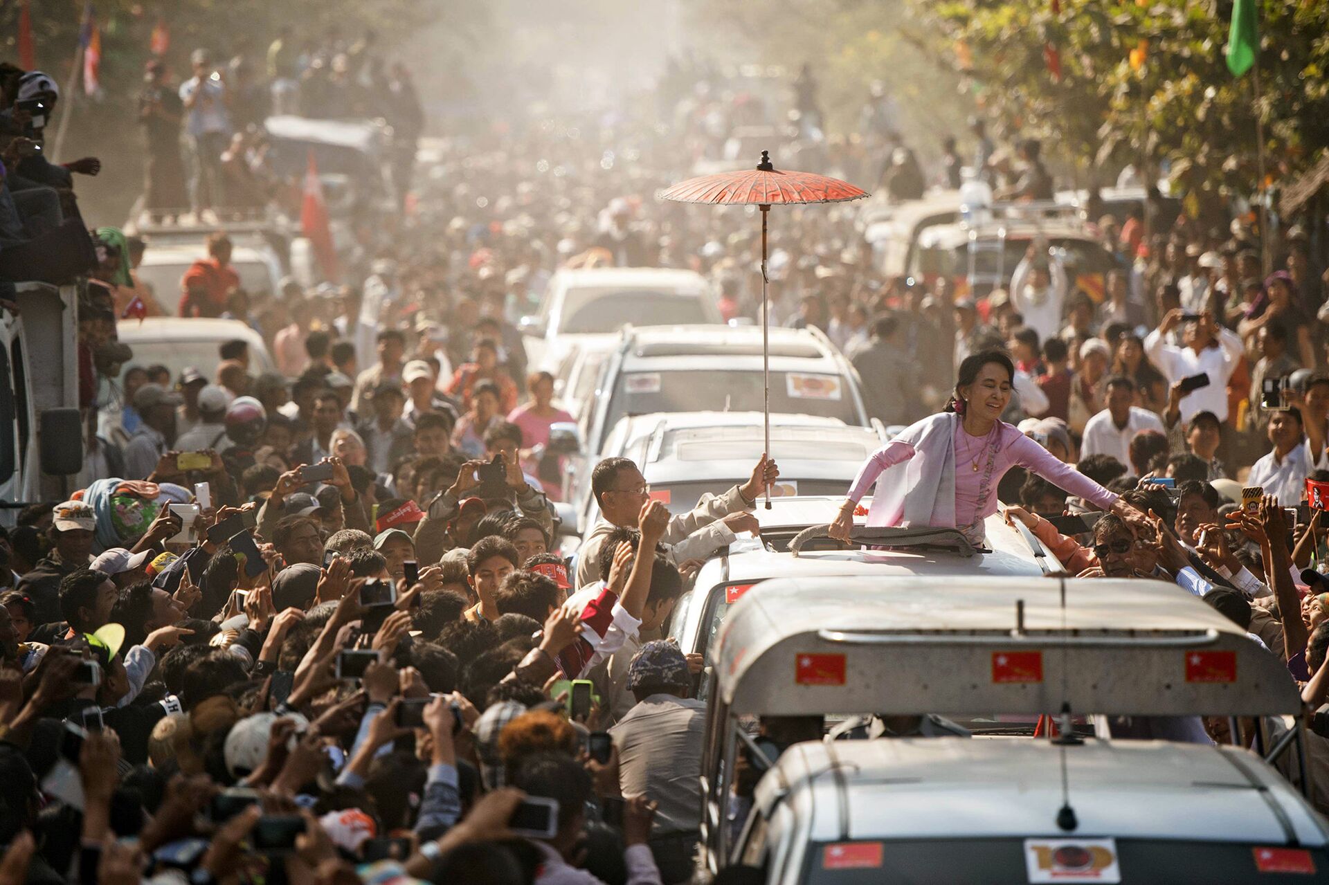 Лидер оппозиционной партии Национальная лига за демократию Аун Сан Су Чжи приветствует сторонников. Февраль 2015 - РИА Новости, 1920, 07.09.2022