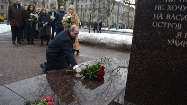 Владимир Путин на церемонии возложения цветов к памятнику Анатолию Собчаку