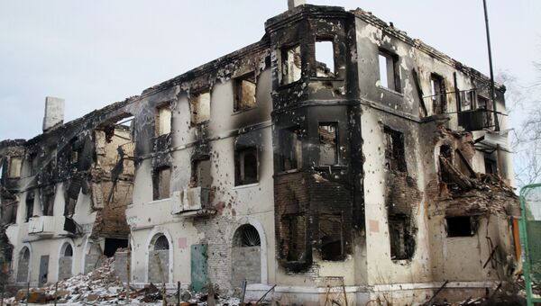 Разрушенное в результате обстрела здание в Углегорске