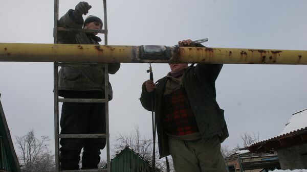 Сотрудники коммунальных служб восстанавливают газовую магистраль в Донецке