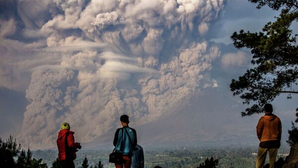 Извержение вулкана Синабуг на острове Суматра